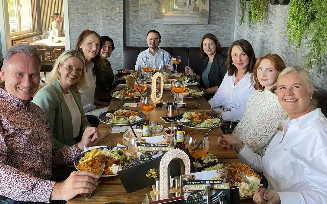Das Team der KFO Kaufhold bei einem gemeinsamen Essen in geselliger Runde im Restaurant.