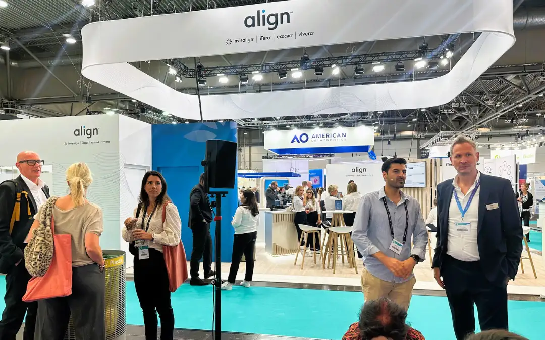 Messestand von Align Technology auf der DGKFO 2025 mit Besucherinnen und Besuchern; im Hintergrund der Stand von American Orthodontics.