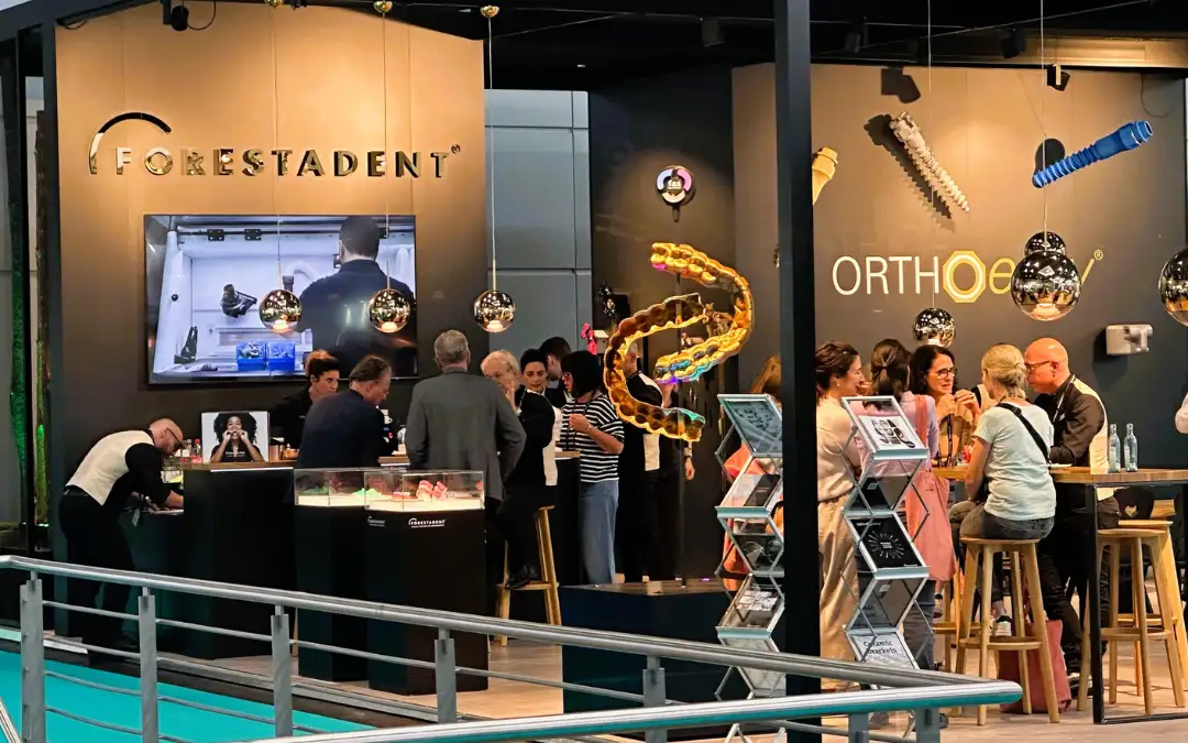 Messestand von FORESTADENT und ORTHOEASY auf der DGKFO 2025, Besucher im Gespräch, moderne Produktpräsentation und Lichtdesign.