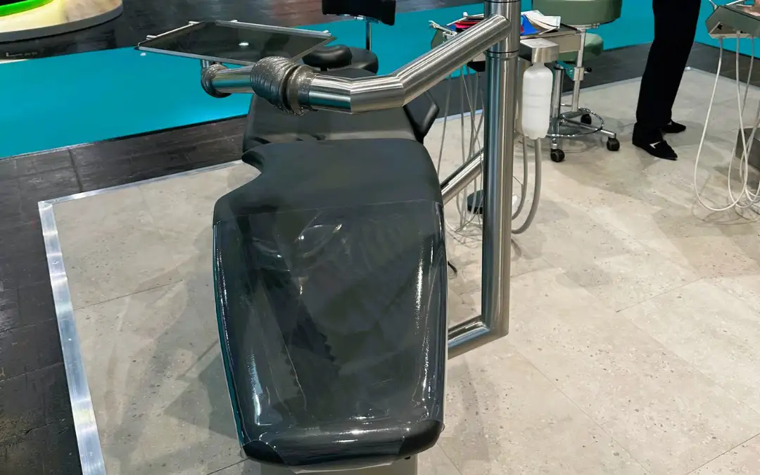 Moderne kieferorthopädische Behandlungseinheit mit Edelstahlkomponenten und ergonomischem Design, ausgestellt auf der DGKFO 2025.