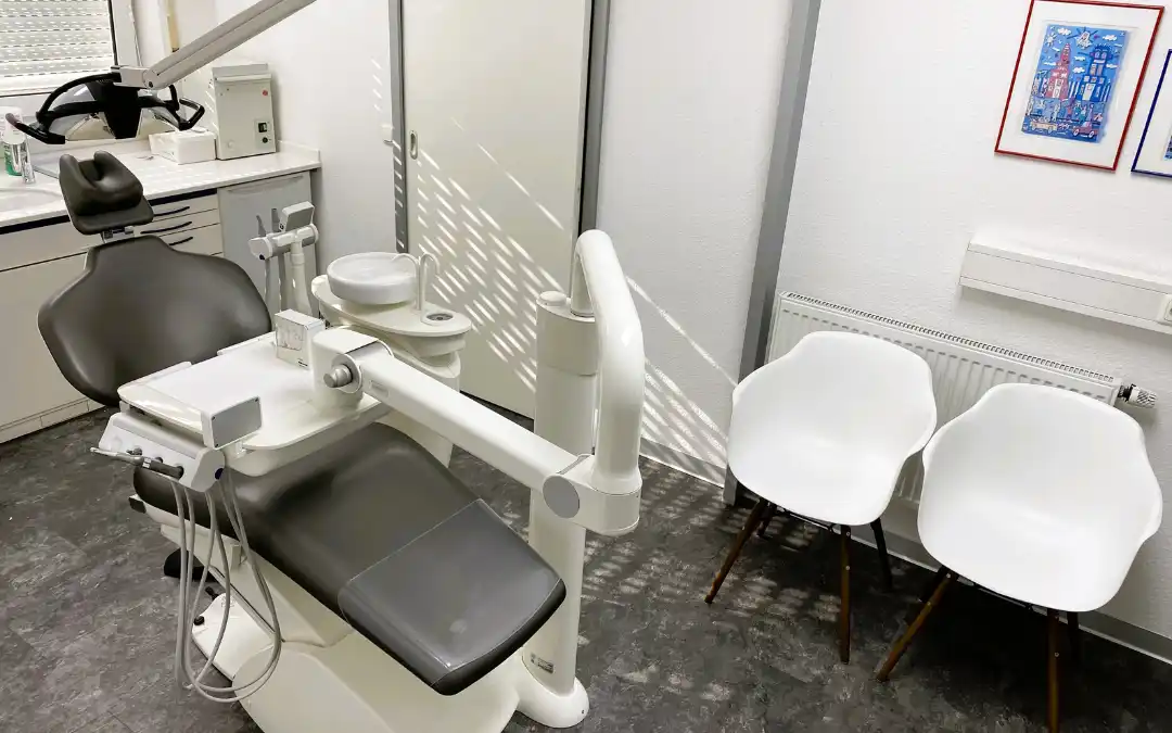 Bequeme Stühle im Behandlungsraum der KFO Kaufhold neben Zahnarztstuhl