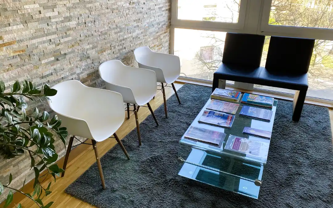 Sitzbereich mit bequemen Stühlen im Wartezimmer der KFO Kaufhold