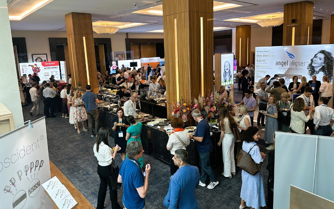 Besucherinnen und Besucher auf der Fachausstellung des BENEFIT User Meetings für Kieferorthopädie in Düsseldorf