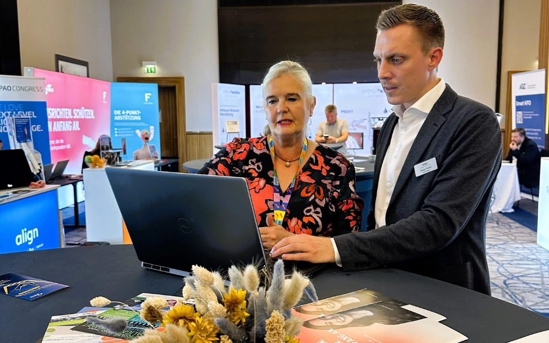 Fachlicher Austausch an einem Ausstellerstand beim BENEFIT User Meeting für Kieferorthopädie