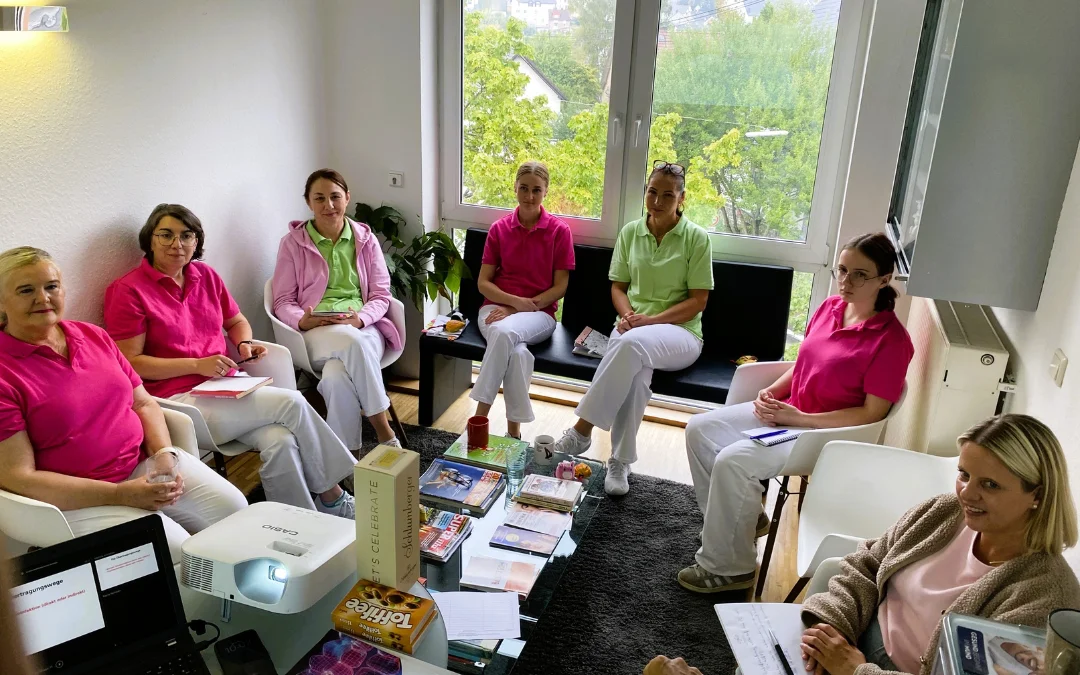 Team der Kieferorthopädischen Fachpraxis Iris Kaufhold bei einer Hygieneschulung zum Qualitätsmanagement in Ransbach-Baumbach