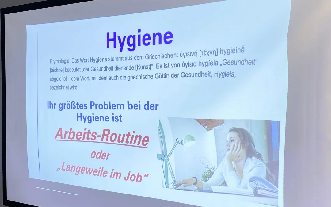 Präsentation zum Thema Hygiene bei einer internen Schulung der Kieferorthopädischen Fachpraxis Iris Kaufhold