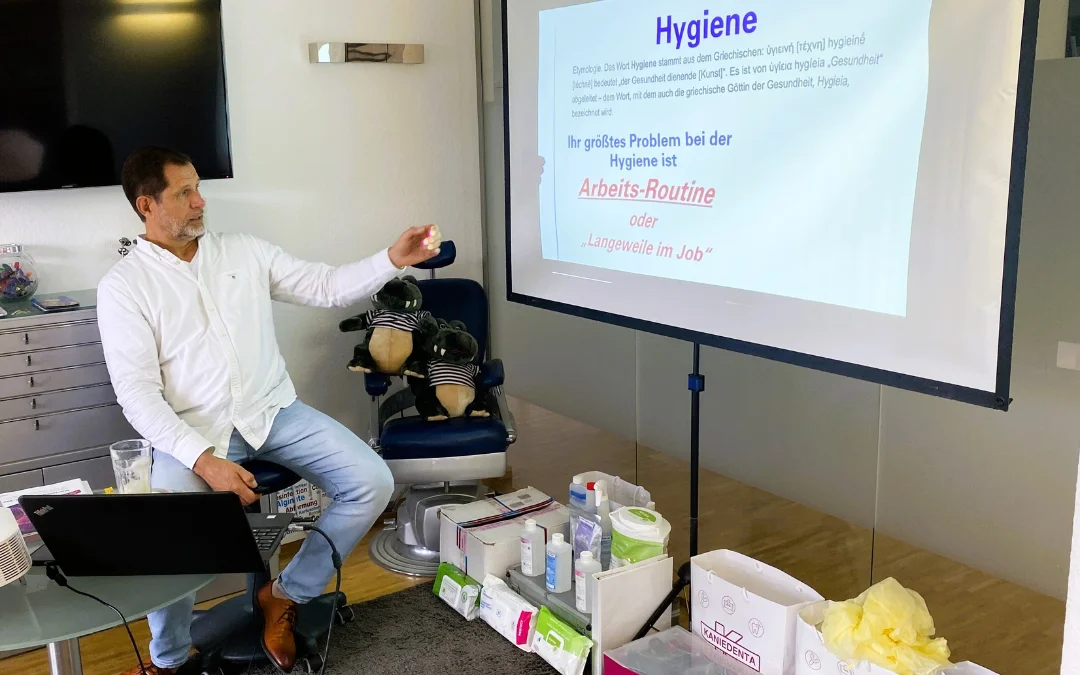 Ferenc Michael Warnusz von Kaniedenta referiert zur Hygiene in der Kieferorthopädischen Fachpraxis Iris Kaufhold