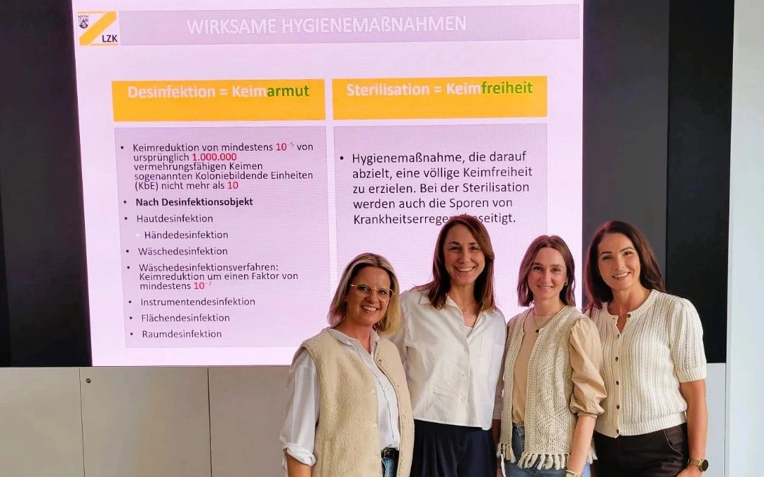 Vier Mitarbeiterinnen der Kieferorthopädischen Fachpraxis Iris Kaufhold bei einer Hygienefortbildung zu Desinfektion und Sterilisation